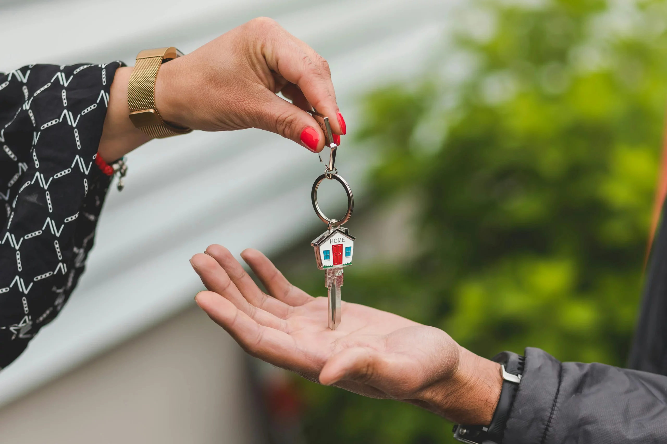 Le personnel du service Logement du FCP avec une jeune accompagnée